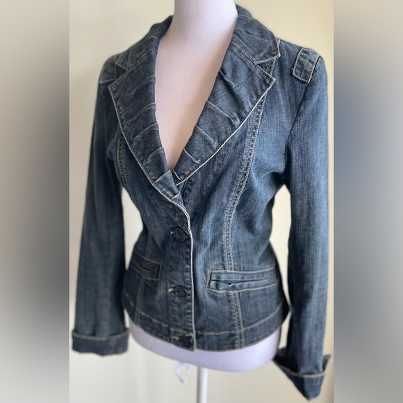 CAbi CAbi RUFFLE COLLAR DETAIL 2 BUTTON FRONT DENIM BLAZER STYLE JACKET SZ S - Picture 3 of 16